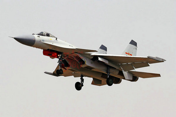 資料圖：國產(chǎn)殲-15艦載戰(zhàn)機(jī)。