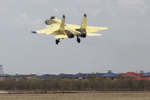 資料圖：國(guó)產(chǎn)殲-15艦載戰(zhàn)機(jī)。