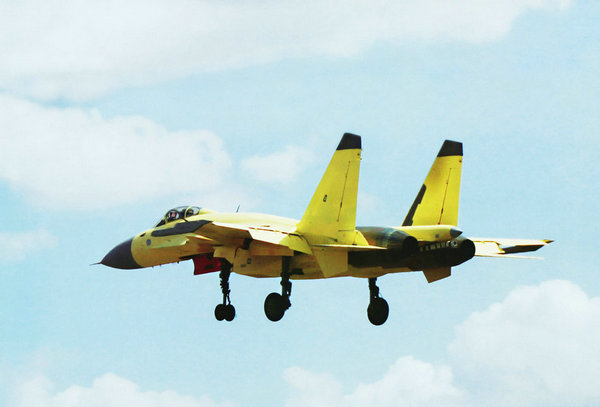 資料圖：國(guó)產(chǎn)殲-15艦載戰(zhàn)機(jī)。