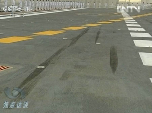 資料圖：甲板上清晰的艦載機(jī)留下的輪胎印。