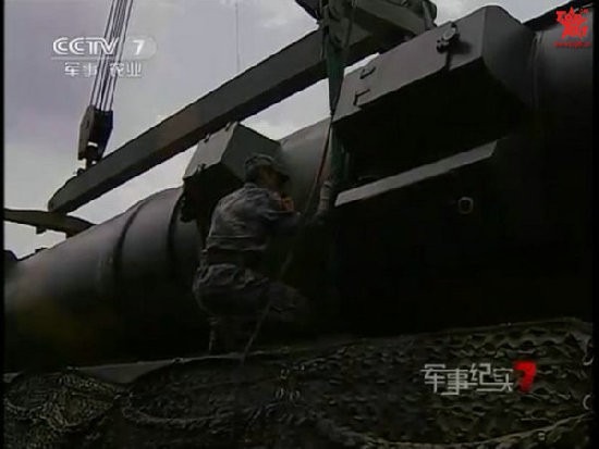 資料圖：二炮部隊野外吊裝新型東風-25中程戰(zhàn)略導彈。