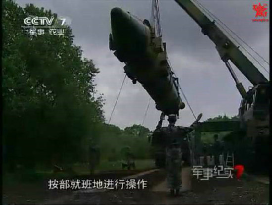 資料圖：二炮部隊野外吊裝疑似新型東風25中程戰(zhàn)略導彈。