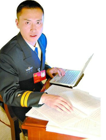 資料圖：中國(guó)首批艦載機(jī)飛行員戴明盟。
