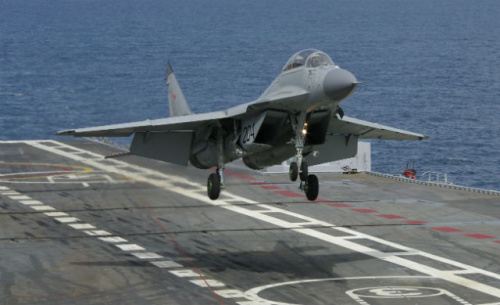 資料圖：印度米格-29KUB在“維克拉姆蒂亞”號航母上進行著艦試驗。