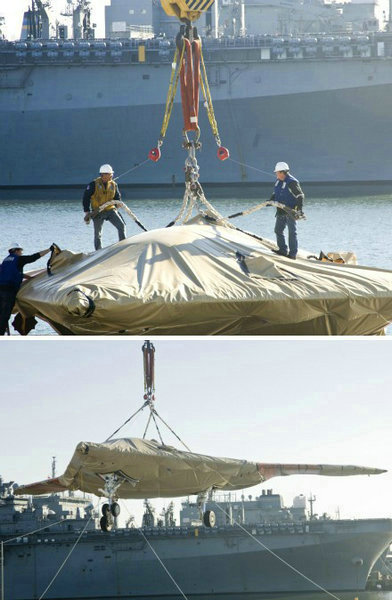 資料圖：美國(guó)海軍人員將一架X-47B無(wú)人空戰(zhàn)系統(tǒng)驗(yàn)證機(jī)運(yùn)送到杜魯門(mén)號(hào)航母上。