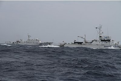 日本媒體公布的中國“海監(jiān)66”船急速追擊日本漁船照片，期間日本“水城”號海保巡邏船對中國船只的追擊進(jìn)行干擾。