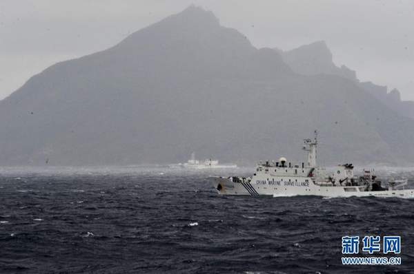 中國海監(jiān)隊(duì)員在137船拍攝釣魚島。