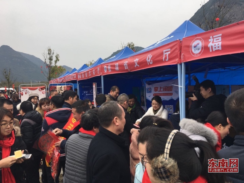 福建省文化廳為赤溪村群眾喜迎新春，舉行贈送剪紙窗花、教授戲劇臉譜繪畫、體驗版畫制作等文藝活動.jpg