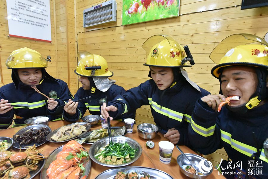 “在家過年熱鬧，在大隊(duì)過年還有兄弟們在一起，更熱鬧。”南靖消防大隊(duì)?wèi)?zhàn)斗一班副班長王祥祥（右二）感嘆。 余杉芳攝