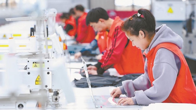 長(zhǎng)汀：工人熟練操作智能化設(shè)備 加緊趕制服裝訂單