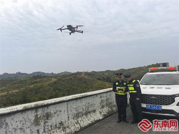 閩贛兩省執(zhí)法員使用無人機開展巡查.jpg 閩贛兩省執(zhí)法員使用無人機開展巡查.jpg