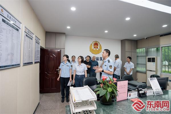 參觀執(zhí)法辦案場所.jpg