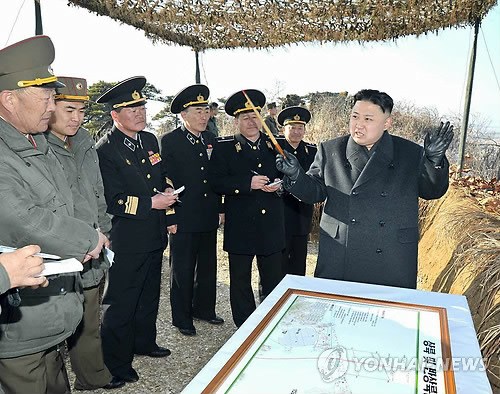 朝軍25日在東海元山一帶進(jìn)行了大規(guī)模國家級聯(lián)合軍演，金正恩親自參觀了此次軍演。(韓聯(lián)社)