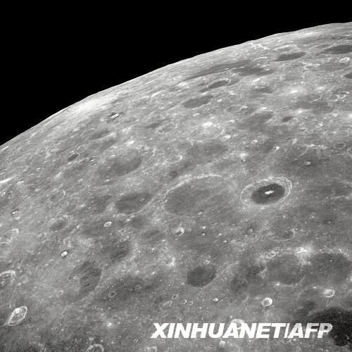 11月13日，美國航天局宣布，該局科學(xué)家對月球坑觀測和傳感衛(wèi)星獲得的撞月數(shù)據(jù)進(jìn)行初步分析后確認(rèn)，月球存在水。這是美國航天局提供的從“阿波羅8號”飛船上拍攝的月球表面的照片。新華社/法新