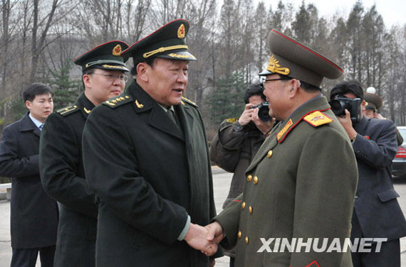 11月22日，朝鮮人民武力部部長(zhǎng)金永春次帥（右）在平壤祖國(guó)解放戰(zhàn)爭(zhēng)勝利紀(jì)念塔廣場(chǎng)歡迎到訪(fǎng)的中國(guó)國(guó)務(wù)委員兼國(guó)防部長(zhǎng)梁光烈。新華社記者姚西蒙攝