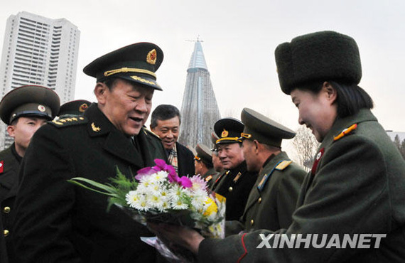 11月22日，中國國務委員兼國防部長梁光烈（左）在平壤祖國解放戰(zhàn)爭勝利紀念塔廣場接受獻花。新華社記者姚西蒙攝