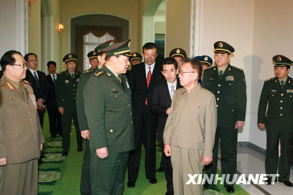 11月25日，朝鮮最高領導人金正日（前右一）在首都平壤會見正在朝鮮訪問的中國國務委員兼國防部長梁光烈上將。