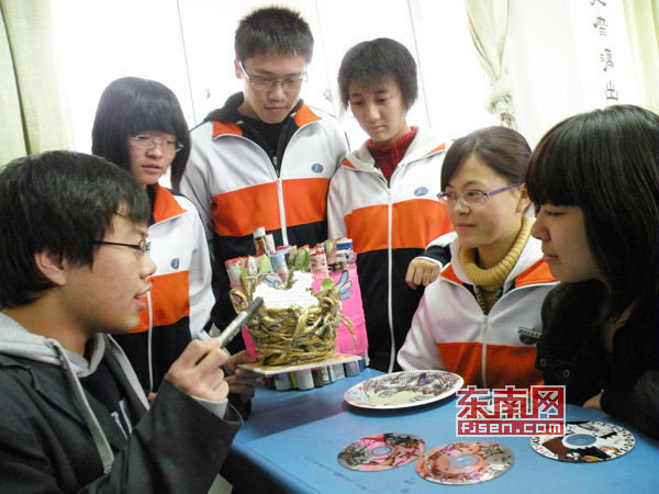 圖為鄭文燦同學(xué)在向同學(xué)們展示講解自己的作品。