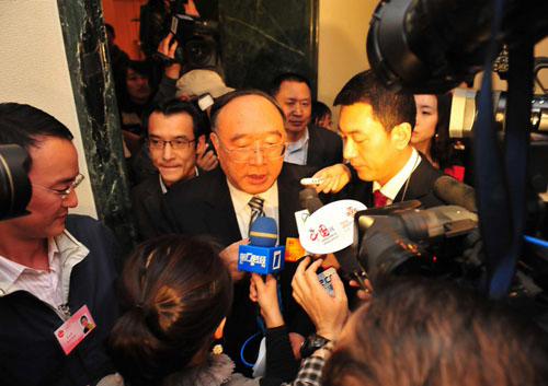 3月4日晚，全國人大代表、重慶市市長黃奇帆接受了中外60余家媒體的集體采訪。圖為記者“圍堵”黃奇帆。人民網(wǎng)記者 于凱攝