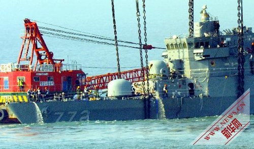 資料圖片：4月24日，在韓國白翎島附近水域，工作人員在打撈“天安”號警戒艦艦首。 新華社/紐西斯通訊社
