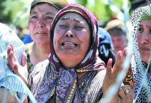 14日，吉爾吉斯斯坦的一位烏茲別克族女士哭泣著，等待進入烏茲別克斯坦。
