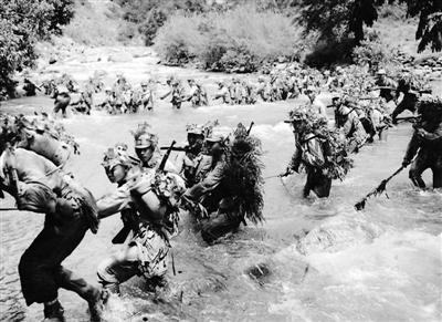 上圖：身披偽裝的中國(guó)士兵在前往滇西怒江前線的路上，他們將在那里阻截日軍的進(jìn)犯。