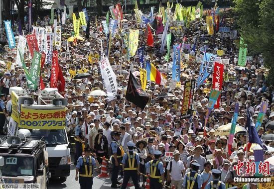 資料圖：當(dāng)?shù)貢r(shí)間7月16日，日本東京爆發(fā)“再見核電站”大集會(huì)。據(jù)主辦方透露，約有17萬人參加了此次活動(dòng)。集會(huì)者呼吁關(guān)閉日本所有核電站，實(shí)現(xiàn)“無核化”。