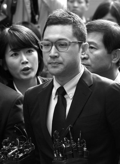 25日，韓國總統(tǒng)李明博長子李時炯（前）前往韓特別檢察官小組所在地接受調(diào)查。新華社發(fā)