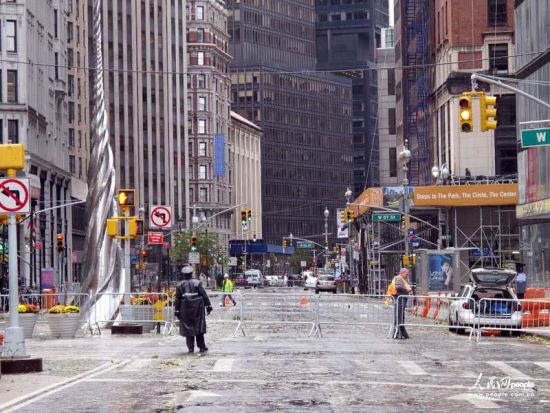 警察在整個街區(qū)四面入口拉上了警戒線。人民網(wǎng)記者 任建民 攝