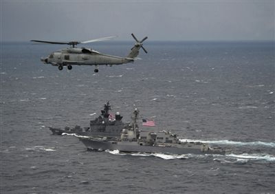2011年1月10日，美國(guó)海軍驅(qū)逐艦與日本海上自衛(wèi)隊(duì)“鞍馬”號(hào)驅(qū)逐艦在日本長(zhǎng)崎縣附近海域舉行聯(lián)合海上演習(xí)。資料圖片