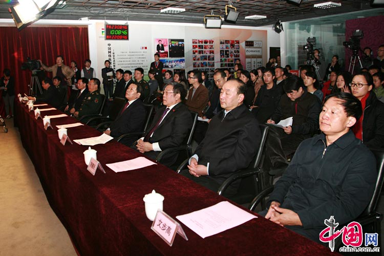 11月6日，由中央宣傳部、國家發(fā)展改革委、解放軍總政治部、北京市委主辦，中國網(wǎng)絡(luò)電視臺承辦的“科學(xué)發(fā)展　成就輝煌”大型圖片展覽網(wǎng)上展館6日起與廣大網(wǎng)友見面。圖為網(wǎng)上展館啟動儀式現(xiàn)場。 中國網(wǎng) 李佳攝影