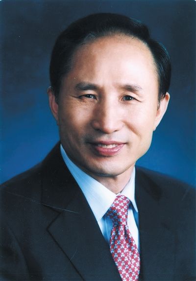 李明博（韓國(guó)總統(tǒng)）為“私宅門”向國(guó)民道歉，并親自批準(zhǔn)法案，調(diào)查自己的家人。