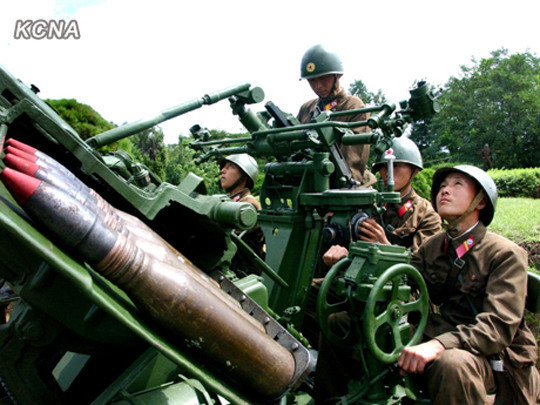 資料圖：當(dāng)?shù)貢r間2012年8月23日，朝中社公布了朝鮮士兵進行強化戰(zhàn)斗訓(xùn)練的圖片。