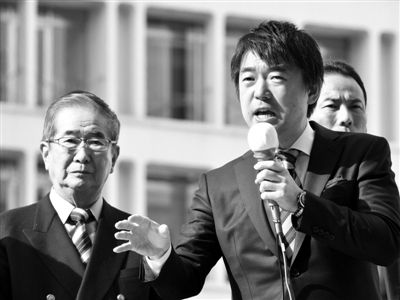29日，日本著名極右翼分子石原慎太郎（左）和新生代右翼政客橋下徹在東京街頭演講拉票。