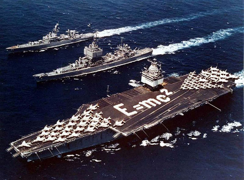 1964年7月31日，“企業(yè)”號、“長堤”號及“班布里奇”號三艘核動力軍艦正進行環(huán)球航行，以宣示美國海軍力量?！捌髽I(yè)”號的官兵在飛行甲板排出著名的“E=mc?”質(zhì)能等價公式，以紀念于核能有重要貢獻的愛恩斯坦。