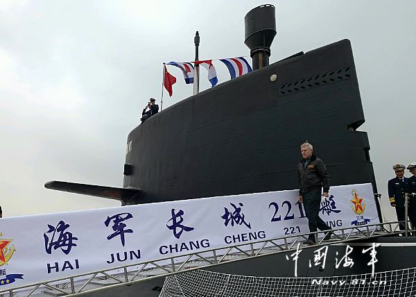 馬伯斯參觀(guān)長(zhǎng)城221潛艇