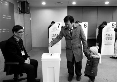5日，北京，很多韓國人帶孩子來大使館投票。選民說，希望能夠從小培養(yǎng)孩子的權(quán)利意識。新京報記者 韓旭陽 攝