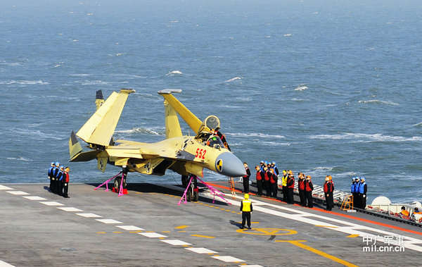 資料圖：殲-15成功完成遼寧艦起降試驗(yàn)。