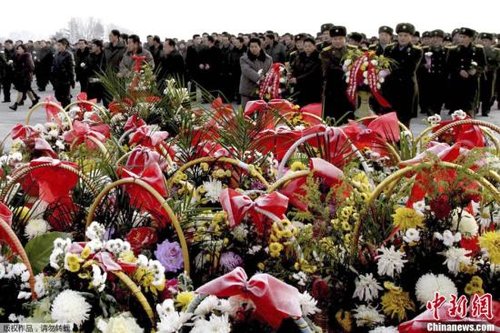 據(jù)朝中社報(bào)道，當(dāng)?shù)貢r(shí)間12月16日，朝鮮人民軍官兵、各階層人民和青少年學(xué)生前往萬壽臺(tái)，為朝鮮已故領(lǐng)導(dǎo)人金日成和金正日銅像獻(xiàn)花。據(jù)悉，12月17日是朝鮮已故最高領(lǐng)導(dǎo)人金正日逝世一周年紀(jì)念日。