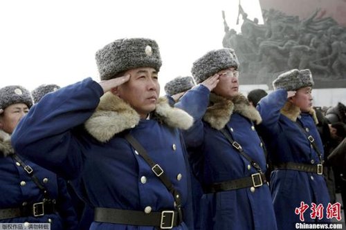 據(jù)朝中社報(bào)道，當(dāng)?shù)貢r(shí)間12月16日，朝鮮人民軍官兵、各階層人民和青少年學(xué)生前往萬(wàn)壽臺(tái)，為朝鮮已故領(lǐng)導(dǎo)人金日成和金正日銅像獻(xiàn)花。據(jù)悉，12月17日是朝鮮已故最高領(lǐng)導(dǎo)人金正日逝世一周年紀(jì)念日。 
