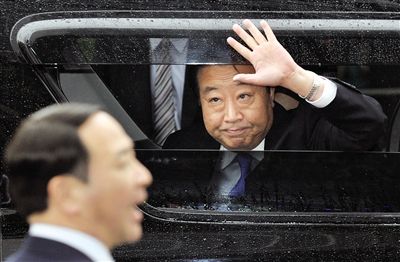 15日，東京，野田佳彥首相黯然揮手離開拉票現(xiàn)場，這似乎預(yù)示著民主黨在大選中的慘敗。16日，野田佳彥在敗選后宣布辭去民主黨黨首職位。