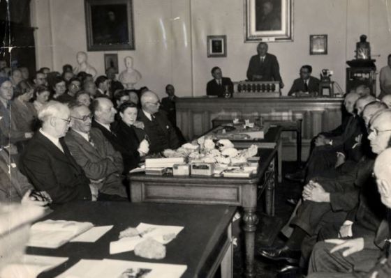 1953年，英國(guó)地質(zhì)學(xué)會(huì)舉行會(huì)議，宣布皮爾當(dāng)人化石是一場(chǎng)騙局