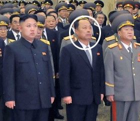 　12月17日在朝鮮平壤錦繡山太陽宮舉行的金正日逝世一周年悼念活動(dòng)中，被推測為朝鮮第二自然科學(xué)院院長崔春植的人（右二圓圈內(nèi)）站在國防委員會(huì)第一委員長金正恩旁邊。