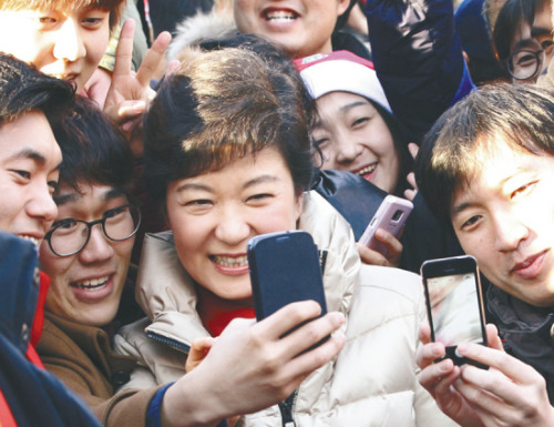 12月15日，樸槿惠與支持者們用手機合影。