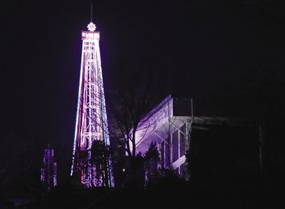 22日，朝韓軍事分界線附近愛妓峰山頂，韓國宗教團(tuán)體點(diǎn)亮了一棵30米高的巨大圣誕樹，被朝鮮指責(zé)為心理戰(zhàn)。