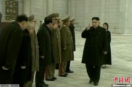 資料圖：當?shù)貢r間12月17日，朝鮮平壤，金正恩攜夫人李雪主及黨政軍高層干部參謁錦繡山太陽宮，紀念金正日逝世一周年。
