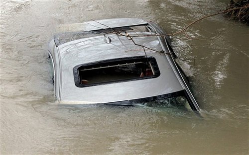 在英國艾克塞斯，一輛車被洪水淹沒。