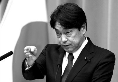 12月27日，日本新任防衛(wèi)大臣小野寺五典在東京舉行的記者會上回答記者提問。