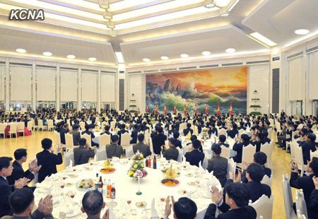 朝鮮勞動黨中央委員會30日舉行盛大宴會，祝賀成功發(fā)射“光明星3號”二期衛(wèi)星。