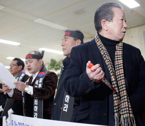 韓國反日活動人士金昌根在機場出口處切腹自殺抗議額賀一行訪韓。